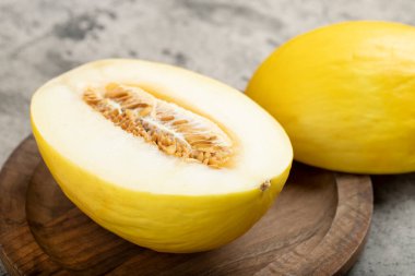 Tahta tabağa yerleştirilmiş lezzetli dilimlenmiş tatlı kavun. Yüksek kalite fotoğraf