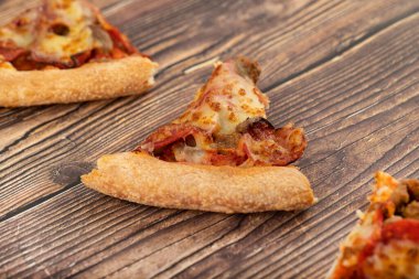 Lezzetli pizza dilimleri pepperoni ve peynirli ahşap masa. Yüksek kalite fotoğraf