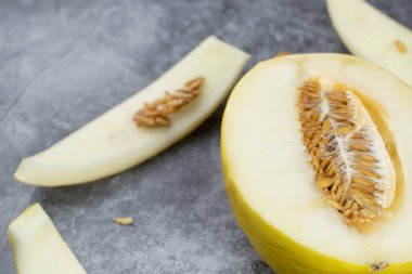 Yarım dilimlenmiş kavun derisi mermer zemin üzerinde. Yüksek kalite fotoğraf