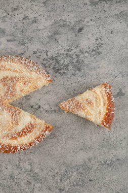 Mermer zemine yerleştirilmiş lezzetli meyveli turta. Yüksek kalite fotoğraf