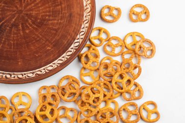 Beyaz arka plana yerleştirilmiş kahverengi tuzlu kraker tabağı. Yüksek kalite fotoğraf