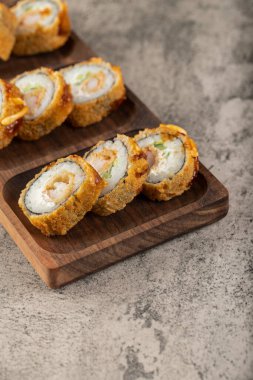 Taş bir masanın üzerine taze lezzetli suşi ruloları. Yüksek kalite fotoğraf