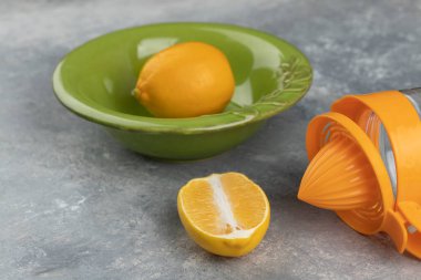 Yeşil bir dilim limon ve mermer zemin üzerinde boş bir cam sürahi. Yüksek kalite fotoğraf