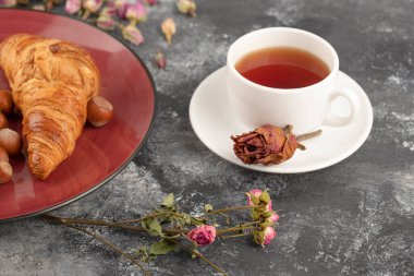 Kurutulmuş gül tomurcukları ve bir fincan sıcak çay. Yüksek kalite fotoğraf