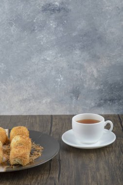 Lezzetli bir tabak ev yapımı hamur işi ve bir fincan siyah çay. Yüksek kalite fotoğraf