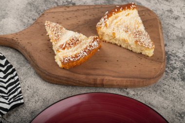 Tahta kesme tahtasına konmuş hindistan cevizi dilimli tatlı dilimleri. Yüksek kalite fotoğraf