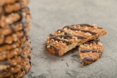 Taşa fındık konmuş bir yığın yulaflı çikolatalı bisküvi. Yüksek kalite fotoğraf