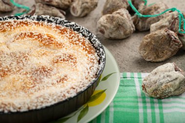 Hindistan cevizli turta ve arka planda kurutulmuş hurma. Yüksek kalite fotoğraf