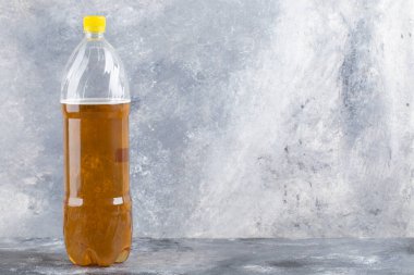 Taş zemine yerleştirilmiş plastik bira şişesi. Yüksek kalite fotoğraf