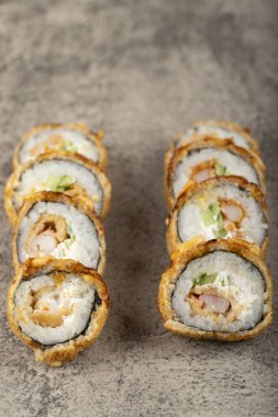 Taş bir masanın üzerine taze lezzetli suşi ruloları. Yüksek kalite fotoğraf