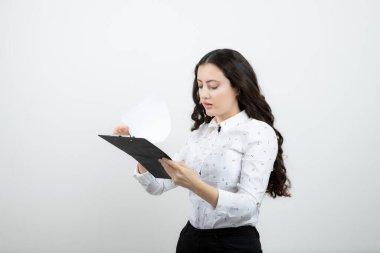 Beyaz duvara kurşun kalemle yazı yazan başarılı bir iş kadını. Yüksek kalite fotoğraf