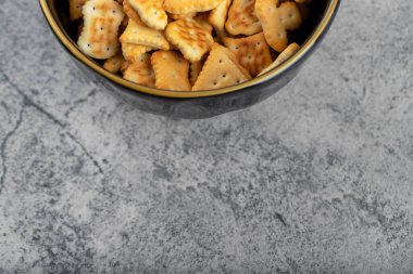 Taş zemine yerleştirilmiş kraker dolu bir kase. Yüksek kalite fotoğraf