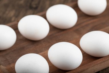 Tahta tepside bir sıra taze yumurta. Yüksek kalite fotoğraf 