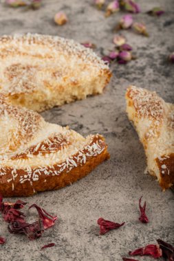 Kek dilimleri ve hindistan cevizi dilimleri bir taş masaya konur. Yüksek kalite fotoğraf