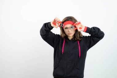 Ayakta duran ve el ele tutuşan güzel bir kadın. Yüksek kalite fotoğraf