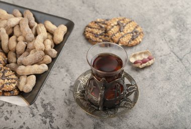 Fıstıklı yulaflı kurabiye ve bir bardak siyah çay. Yüksek kalite fotoğraf