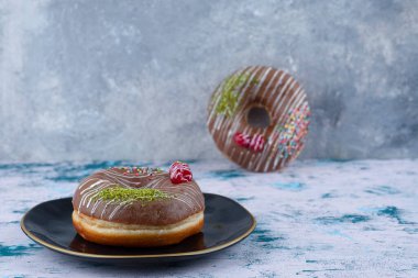 Beyaz masaya serpiştirilmiş çikolatalı çörekle siyah tabak. Yüksek kalite fotoğraf