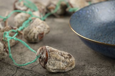 Taş zeminde lezzetli kurutulmuş hurma meyveleri ve mavi kase. Yüksek kalite fotoğraf