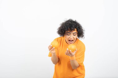 Meyveli genç kadın beyaz arka planda poz veriyor