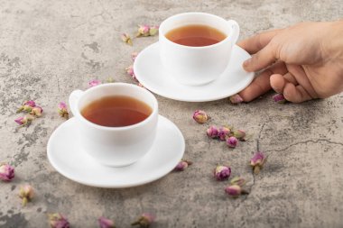 Taş yüzeyde bir fincan siyah çay tutan kadın. Yüksek kalite fotoğraf