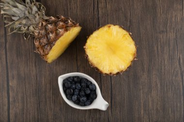 Ahşap arka planda yabanmersini ve ananas dilimleri. Yüksek kalite fotoğraf