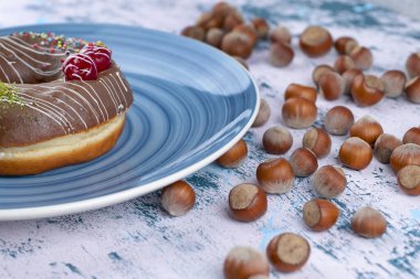 Sağlıklı fındıklı lezzetli çikolatalı donut tabağı. Yüksek kalite fotoğraf