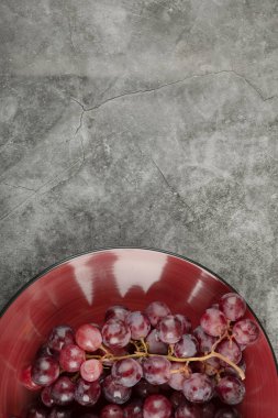 Mermer yüzeyine yerleştirilmiş taze üzüm tabağı. Yüksek kalite fotoğraf