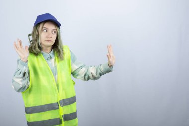 Üniformalı genç bayan mimar neler olduğunu anlamaya çalışıyor. Yüksek kalite fotoğraf