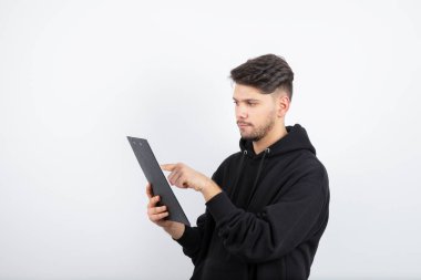 Panoda notlar okuyan yakışıklı sakallı adamın portresi. Yüksek kalite fotoğraf