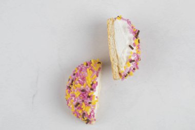 Beyaz arka plana serpiştirilmiş yarım kesilmiş kurabiyeler. Yüksek kalite fotoğraf