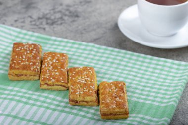 Susamlı tatlı bisküviler ve arka planda bir fincan çay. Yüksek kalite fotoğraf