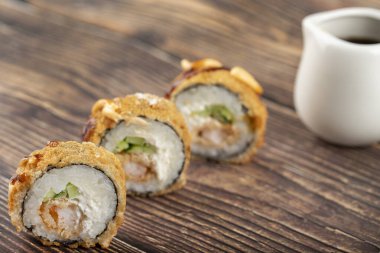 Tahta bir masanın üzerine taze suşi ruloları. Yüksek kalite fotoğraf