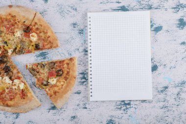 Mermer bir arka planda dilimlenmiş sıcak pizzanın üst görüntüsü. Yüksek kalite fotoğraf