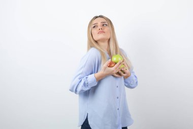 Çekici bir kadın modelin taze elmalar tutarken çekilmiş portresi. Yüksek kalite fotoğraf