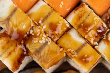 Susam tohumlu farklı taze suşi çeşitleri. Yüksek kalite fotoğraf