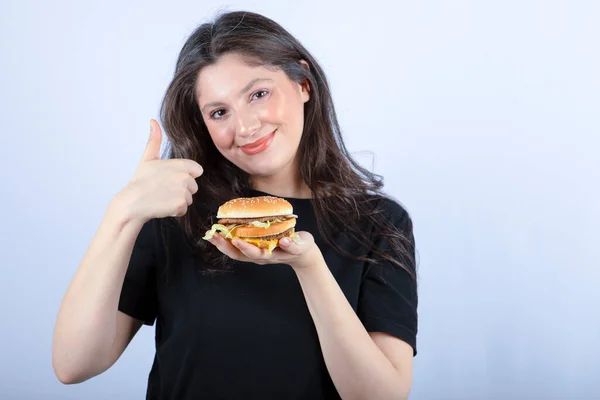 Foto Der Schönen Jungen Frau Mit Leckerem Rindfleisch Burger Und — Stockfoto