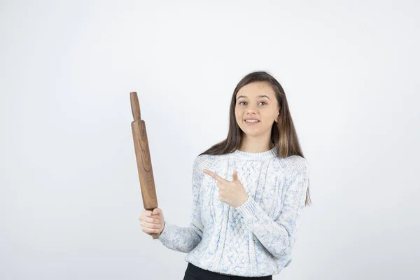 Junge Frau Zeigt Auf Ein Nudelholz Auf Weißem Hintergrund Hochwertiges — Stockfoto
