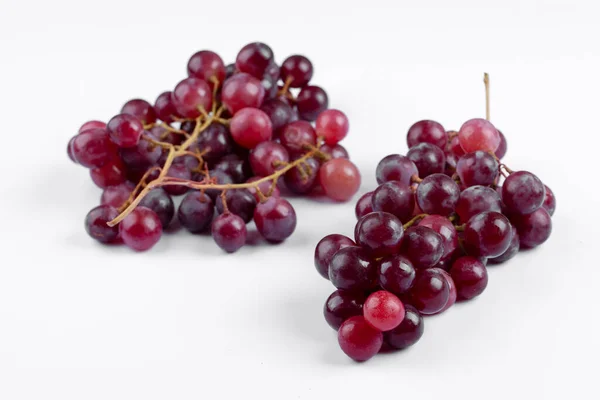 Cluster Van Verse Rode Druiven Geïsoleerd Witte Achtergrond Hoge Kwaliteit — Stockfoto