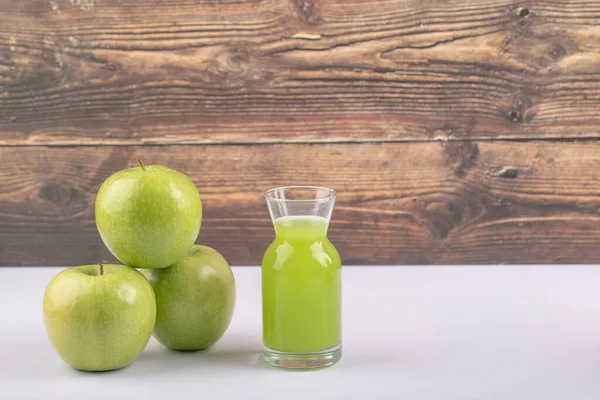 Tre Mele Fresche Con Bicchiere Succo Mela Sfondo Bianco Foto — Foto Stock