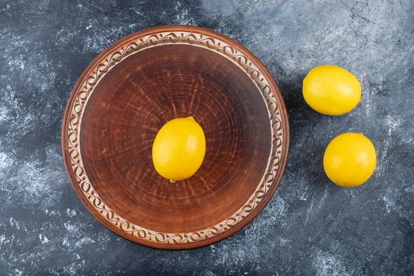 Mermer Zemin Üzerine Sulu Olgun Limon Koyulmuş Kahverengi Tabak Yüksek — Stok fotoğraf