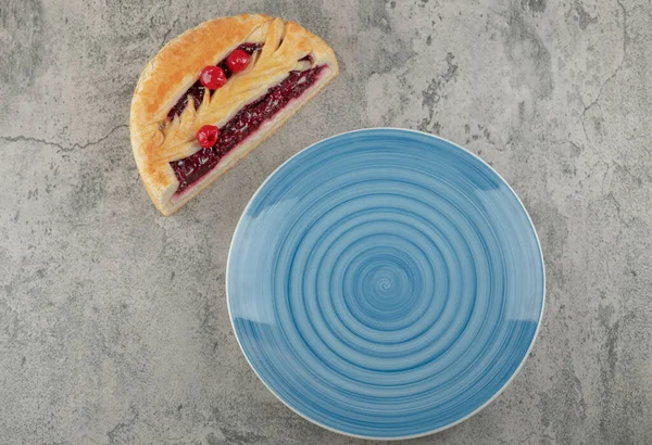 Süßer Käsekuchen Mit Beeren Und Blauem Teller Auf Steinigem Hintergrund — Stockfoto