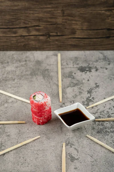 Sushi Roll Met Zeevruchten Sojasaus Een Stenen Achtergrond Hoge Kwaliteit — Stockfoto