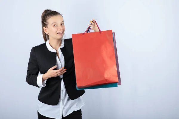 Portrait Belle Femme Avec Des Achats Debout Posant Sur Fond — Photo