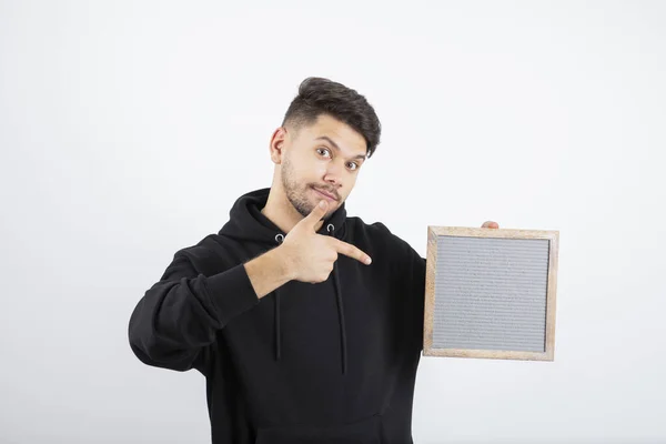 Afbeelding Van Een Jonge Man Een Zwarte Hoodie Met Een — Stockfoto