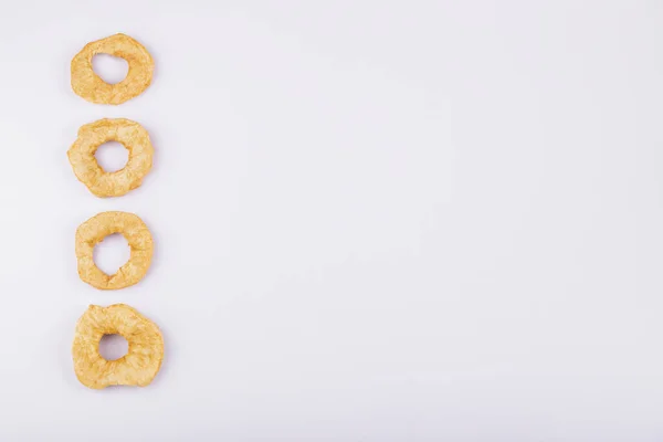 Anneaux Pommes Séchées Savoureux Isolés Sur Fond Blanc Photo Haute — Photo