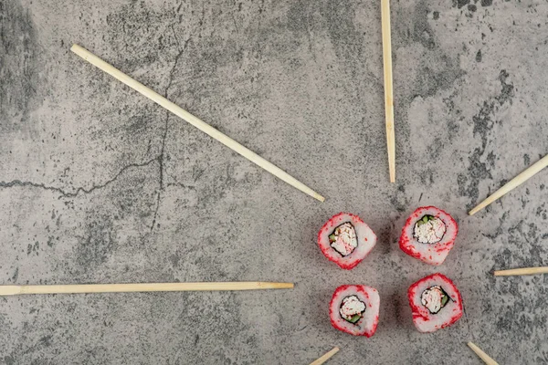 Läckra Sushi Rullar Dekorerade Med Röd Kaviar Sten Bakgrund Högkvalitativt — Stockfoto