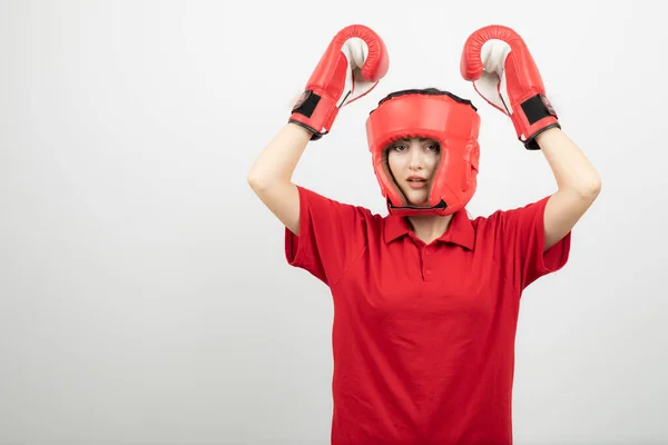 Retrato Mujer Joven Uniforme Rojo Con Guantes Boxeo Sombrero Foto —  Fotos de Stock