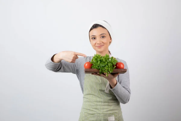 Photo Smiling Cute Woman Model Pointing Wooden Board Fresh Vegetables — Stock Photo, Image