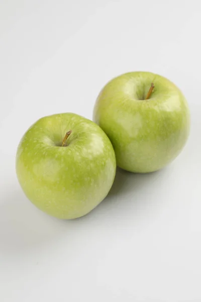 Two Ripe Green Apples Placed White Background High Quality Photo — 스톡 사진