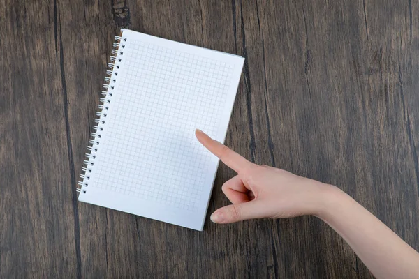 Weibliche Hand Zeigt Auf Ein Leeres Blatt Papier Auf Dem — Stockfoto